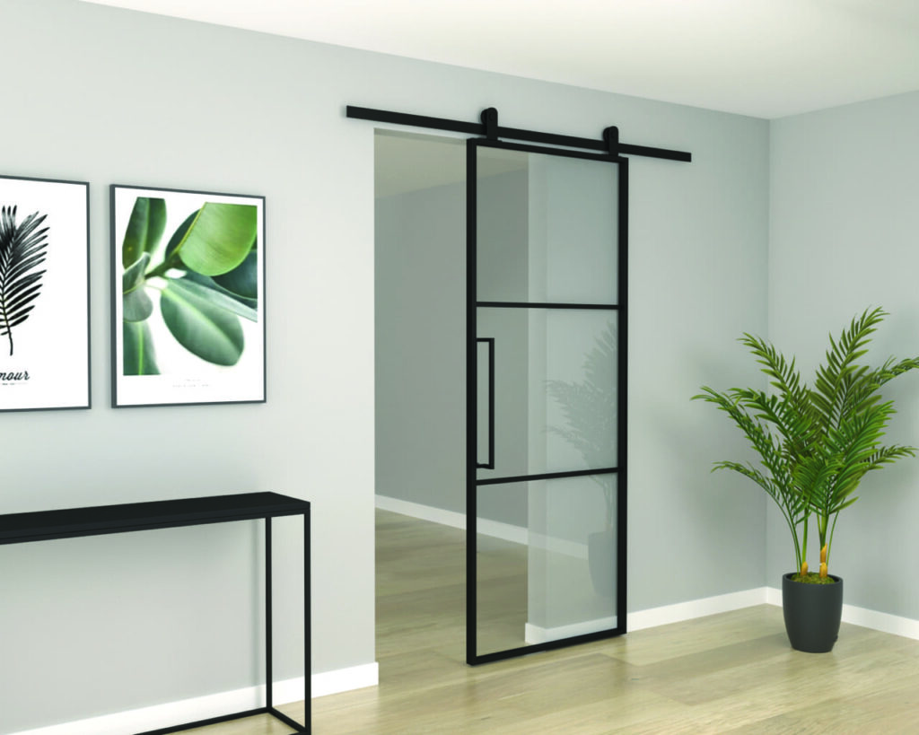 Ein modernes Zimmer mit einer Glasschiebetür, zwei gerahmten botanischen Drucken, einem schwarzen Konsolentisch und einer Topfpflanze auf einem hellen Holzboden.